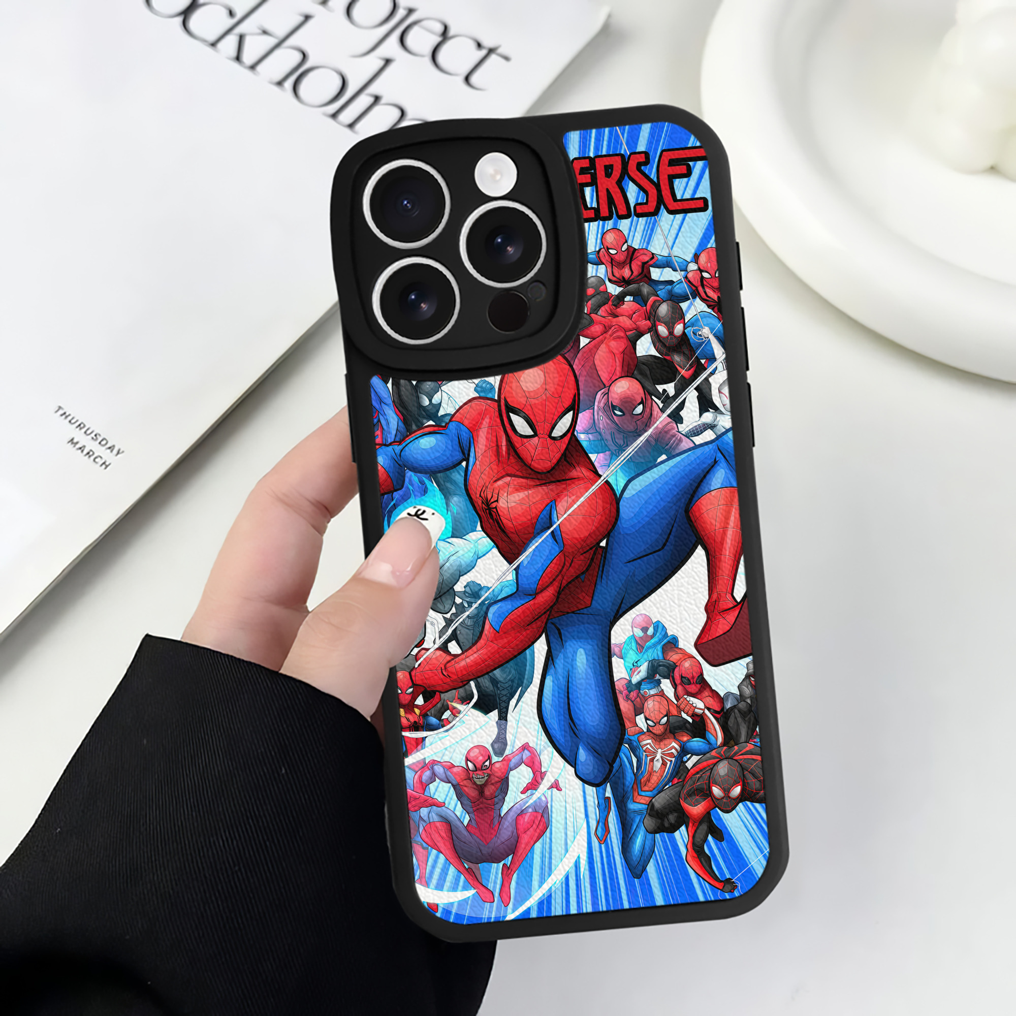 Spider Man スパイダーマン 【iPhone 16シリーズ対応】シリコンスマホケース（レザー調） 材質：シリコン